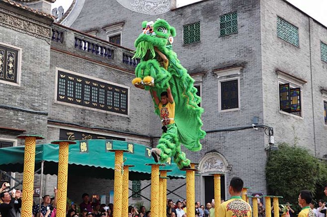 佛山醒狮：高桩之上如履平地 – 这和那 : “戴上狮头的时候，觉得自己就是一头狮子”