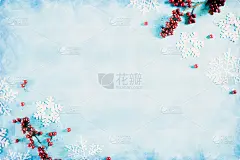 水彩画圣诞假期组成圣诞装饰，雪花和红色浆果在蓝色粉彩背景与文本复制空间。