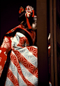——人形净琉璃——日本专业的傀儡戏，“人形”的意思就是木偶或傀儡，“琉璃”的意思则是一种伴以三味线演奏的戏剧说唱，这个词汇本身就说明了木偶剧的起源和实质。而“净琉璃”原是一种说唱曲的名称，它的先驱是云游的盲人表演者目贯屋长三郎和木偶师引田······
