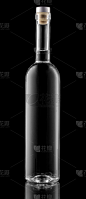 酒瓶伏特加或杜松子酒孤立在黑色背景，剪辑路径包括。