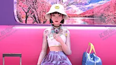 动漫女孩 【酷图网】简美壁纸,高清壁纸,日本动画片,帽子,戴帽子的女孩,黑头发,坐着,看着观众,室内,妇女,笑脸,蓝眼睛,