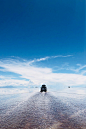 南美洲-乌尤尼盐沼：乌尤尼盐沼在玻利维亚波托西省西部高原内，海拔3,656米（11,995英尺），长150公里，宽130公里，面积9,065平方公里，为世界最大的盐层覆盖的荒原，有“天空之镜”的美称。边缘有盐场，主要盐场间有公路相通。