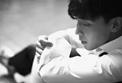 邓伦高清黑白帅气写真图片桌面壁纸