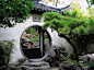 在中国传统建筑中，“圆”有着广泛的运用，最具代表性的便是园林中的洞门。