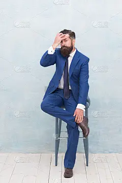 商业领袖特质。能够了解自己的优势和劣势。自信的商人坐在椅子上。经理的时尚装扮。正式的服装风格。时尚服