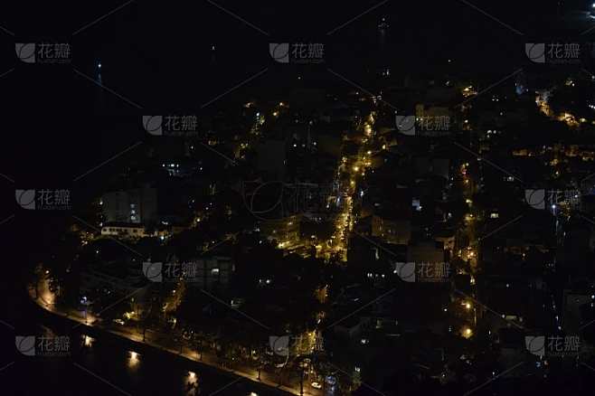 晚上的里约热内卢鸟瞰图。城市的灯光和大海素材-花瓣网