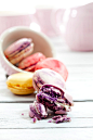 明亮,饮食,甜食,影棚拍摄,室内_556450617_Colorful macarons in bowl and on wood_创意图片_Getty Images China