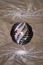 丹麦艺术家Olafur Eliasson 运用镜片、染色玻璃、不锈钢板以及各色灯泡，创作出这些斑斓的灯光装置，于是整个空间都变得迷幻起来。