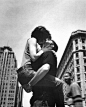 摄影史上十大经典接吻摄影




1.Alfred Eisenstaedt的传世经典——胜利之吻。1945年8月14日，胜利的喜讯传到家门，二战在一片欢呼中结束。纽约时代广场，一个水兵小伙子亲吻身边不认识的护士，这张照片成为历史上和摄影史上尤为经典的接吻瞬间。





2. Robert Doisneau的Kiss by the Hotel de Ville（市政厅前之吻） 。





3.Matthew Alan的“The Kiss”。羡慕的路人，高耸的大......