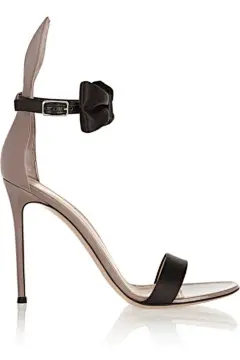 Gianvito Rossi 这款意大利制造的漆皮和黑色缎布拼接凉鞋配有加长版脚跟后衬，形成俏皮的兔耳形状，鞋头更饰有可爱的蝴蝶结。用它装扮你最心仪的小黑裙或任何夜间装扮，即能令你成为任何派对的焦点