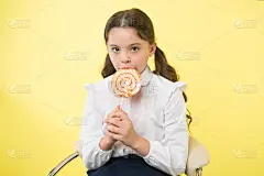 健康饮食。健康饮食与节食观念。女孩不喜欢健康的饮食。小女孩的健康饮食和棒棒糖。享受生活