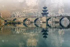 中国贵州镇远古镇的古桥，雾蒙蒙的早晨_5162709225