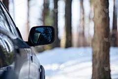 越野车的轮胎陷在雪地里