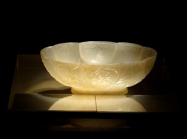 陕博藏唐白玉忍冬纹八曲长杯白玉羽觞