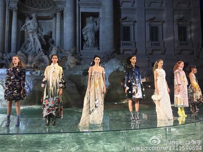 昨晚Fendi在罗马Trevi Foun...