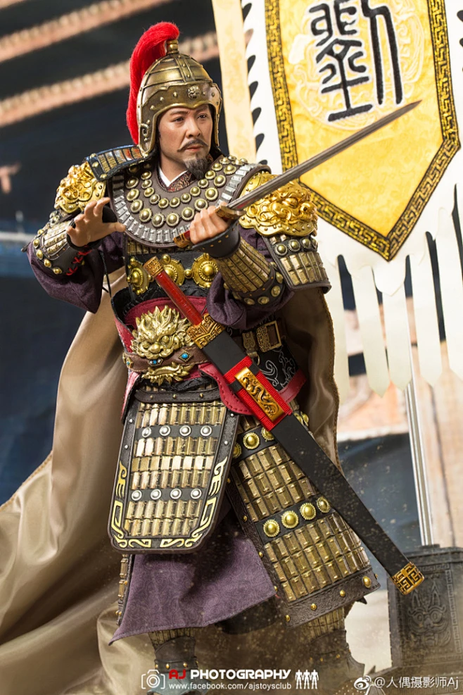 @303TOYS 1/6 “三国演义”刘备/玄德 戎装版 战旗+战马大套，这款刘备头雕的涂装个人感觉比之前的产品要来的出彩，不失为一颗好头 ...