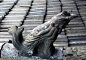 飞檐 | 中国古建筑的神来之笔_36
9、斗牛：斗牛为传说中的虬龙，一说其为镇水兽，古时曾在发生水患之地。多以牛镇之，立于殿脊之上意有镇邪、护宅之功用。