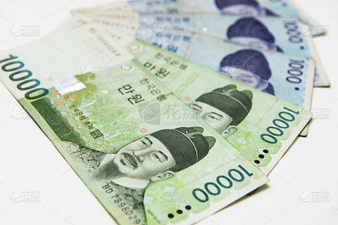 成堆的韩国韩元钞票