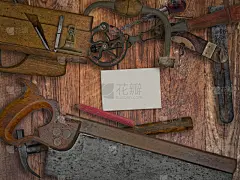 木制长凳上的老式木工工具