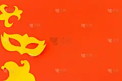 剪出彩色的纸人物为节日的狂欢节，彩色的背景