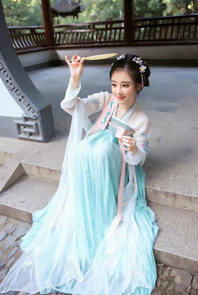 新时代，新华服，新青年！[心]今天是三月...