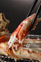 室内红色清新简单饮食图像摄影选择对焦垂直画幅特写无人提举金属炉栅栏筷子美味日本料理格子烤肉海产蟹腿