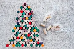 用软木酒瓶和两个玻璃杯手工制作的圣诞树