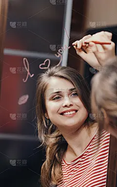 在镜子里反射年轻女子的脸，刻着“我爱你”，画着心和唇的吻，快乐的女孩在浪漫的关系，概念创意的爱情宣言