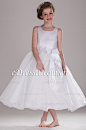 这款白色的儿童礼服就是婚纱的缩小版，圣洁的白色穿在小花童的身上，很好的映衬新娘的美丽与端庄。手工制作的白色花朵装点在礼服上，别有一番风味。http://www.edressit.com.cn/hunsha/ertonglifu_p597.html #时尚# #礼服# #婚礼#