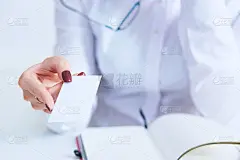 在办公室里女医生手给女商人特写白色空白名片