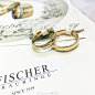掌柜今天看到了百年婚戒品牌Fischer的新款对戒，瞬间被惊艳到了！Fischer专注设计和制作对戒，所有的戒指都在德国制作，百年来不断提升工艺、和尝试新的材料。而且，好的戒指在戴上的那一刻体会最深刻！如果你们想选一对特别的戒指，建议来HeyJewel看看Fischer哟～ O网页链接