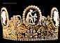 恒久流传极致创新的旷世奇珍 
　　1809年 Chaumet皇家订制 Kamediademet玛瑙浮雕珍珠皇冠
　　入选理由：你可以说它是皇权象征，也可以看做是爱情宣言。这是著名珠宝品牌Chaumet的创始人Nitot为拿破仑第一任妻子约瑟芬皇后制作的皇冠。1823年，约瑟芬的外孙女小约瑟芬嫁给瑞典奥斯卡一世，之后又把皇冠传给女儿Eugenie公主，公主嫁给瑞典王储后，这顶皇冠便成为瑞典皇室的传世之宝。