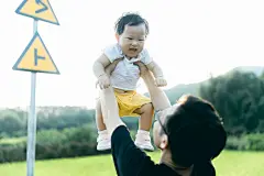 今年中秋在上虞小住

摄影：洪小漩

出镜：家人

连日来，关于上虞的消息不绝于耳。

严峻的疫情防控下，作为中风险地区的上虞，陷入了封城的境地。听阿科说，爷爷奶奶已经去做了两次核酸检测，而其他亲属也都居家隔离。所幸的是，日常蔬菜都实行配给，大家也都做好了不给疫情防控添乱的准备。

在我想象中，疫情对爷爷奶奶的影响应该是很小的。

毕竟，爷爷年逾八旬，奶奶也年近耄耋。两个老人家，久居山林，远离尘世，自在，也寂寞。除了偶尔外出赶集，平日里，鲜少外出。疫情恐怕是造访不了他们的活动区域。

奈何，这次来势汹汹，