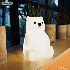 为了感谢小可耐们这一年来的爱 ฅ՞•ﻌ•՞ฅ
多福变成了一枚暖心小灯
为你率先点亮2019年的幸福
看！发现一枚喵喵抱着多福睡着了……
卷发关注@QQfamily，1月1日晚20:19抽三位宝宝送多福灯 快来接收属于你的幸福吧，
“2018年你最幸福的瞬间是什么？” ​​​​