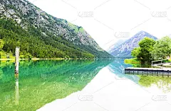 Heiterwanger:奥地利。蓝绿色的湖泊和周围的山脉。Heiterwang附近的景观。