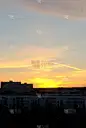 黎明笼罩着城市
