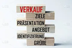 一个木制积木的清单，一个放在另一个上面，一个在德国销售技巧的清单。横向框架