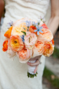 珊瑚粉色、橘色的婚礼花艺小场景布置