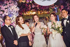 【阿嬌結婚】洛杉磯婚禮容祖兒蔡卓妍齊到賀　新郎哥率先帶頭喊 : 阿嬌（鍾欣潼）在香港時間今晨約五時在有百年歷史的Millennium Biltmore Hotel Los Angeles舉行婚禮，身穿deep V透視婚紗嘅阿嬌，挽著老公賴弘國（Michael）臂彎進場。一眾好友容祖兒（Joey）、蔡卓妍（阿Sa）及鄭希怡（Yumiko）更遠赴美國做姊妹。