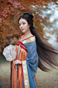 有情芍药含春泪，无力蔷薇卧晓枝