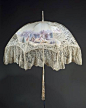 手绘的装饰伞，纯手绘的图案，真丝蕾丝＋珍珠母贝的材质，非常精美。 ca. 1896。