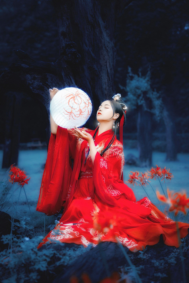 黄泉一路凝泪眼。叶落花开花独艳，世世轮回...