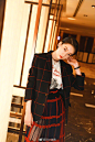 青年演员@张雪迎Sophie 身着Dior迪奥二零一八秋冬成衣系列亮相VogueFilm开幕酒会。格纹西装外套搭配透视长裙，兼具干练风范与妩媚魅力。 ​​​​