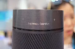 Harman Kardon 想将 Invoke 背后的远场拾音技术运用到更多设备上 : Harman Kardon 和微软联手开发的 Invoke 在发布后收获了颇多关注，除了 Cortana 在智能喇叭上展现出的应用前景外，由 Harman 旗下 SONIQUE 解决方案驱动的远距离语音识别功能，也是该产品的另一大亮点。Harman 的这套方案能提供定制化的麦克风阵列，客户可以根据自己的需求，选择双麦（...