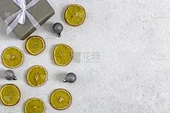 圣诞快乐，节日快乐明信片，相框，横幅。新年。圣诞银质手工礼品盒上的灯光背景从上面。平的。
