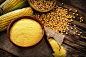 粗玉米粉，干玉米和玉米芯在乡村餐桌上图片下载