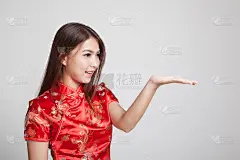 穿着中式服装的亚洲女孩呈现空白
