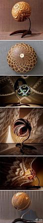 流光溢彩的梦幻视觉效果！一位波兰艺术家利用镂空雕花的葫芦???作了这一组光怪陆离的台灯。纯天然的葫芦灯罩，错综复杂的镂空花纹配上造型别致的灯座，独具魅力。