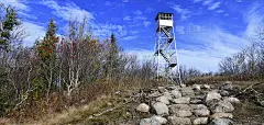 秋季在阿迪朗达克山的山顶上的公共火塔