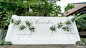 户外白绿色叶子墙背景婚礼-国外婚礼-DODOWED婚礼策划网